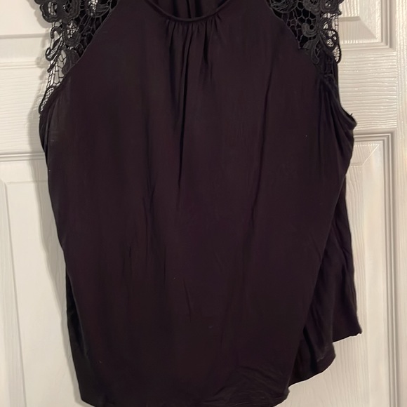 Cute Black T with lace shoulders - Picture 4 of 4